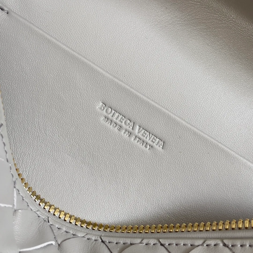 Batch 1360 Bottega Veneta 24 spring and summer woven zipper crossbody bag. A crossbody bag that can be used as a cosmetic bag. The exquisite weaving and compact body are an indispensable accessory for the upcoming summer. The double zipper also better protects the bag. It has a large capacity. If you like it, don’t miss it. Style number: 789109 Size: 22*12.5*5cm